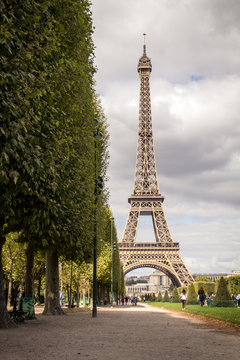 Eiffelturm in Paris, Champ de Mars, Frankreich