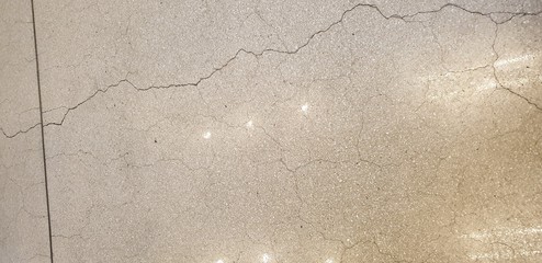 Crepe e luci riflesse pavimento 