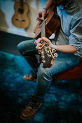 Obraz premium Nahaufnahme der Hände, Finger eines Gitarristen der Gitarre spielt