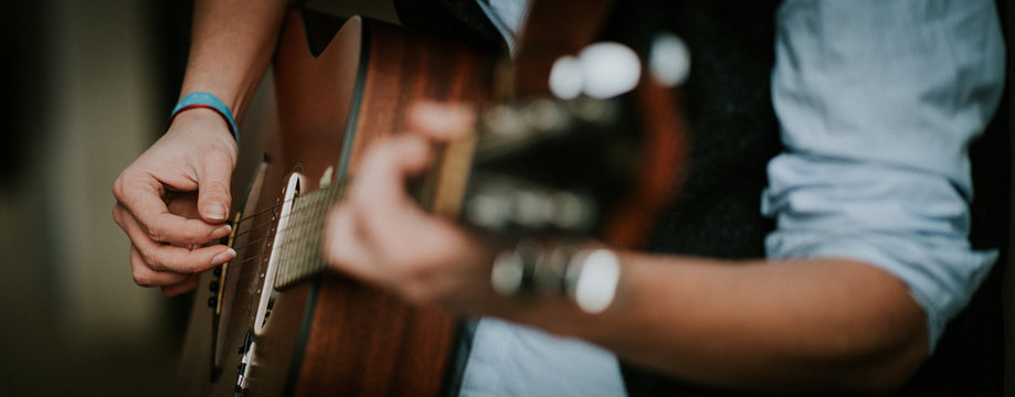 Nahaufnahme der H&auml;nde, Finger eines Gitarristen der Gitarre spielt