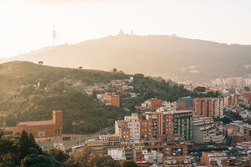 Fototapeta premium Sunset view of mountains from Bunkers del Carmel, in Barcelona, Spain