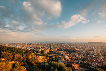 Naklejka premium Sunset cityscape skyline view from Bunkers Del Carmel, in Barcelona, Spain