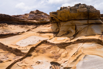 Faszinierender gelber Kalkstein in Schichten - Bouddi National Park