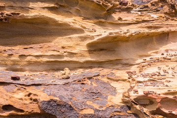 Brüchige Schichten des gelben Kalksteins - Bouddi Natural Park