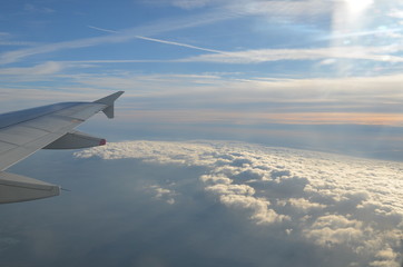 Fototapeta na wymiar Avion dans les nuages