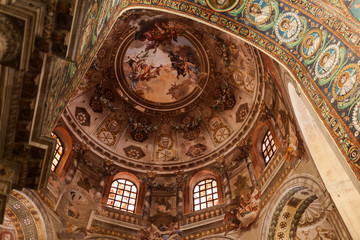 Fototapeta na wymiar Свод базилики Сан-Витале в Равенне