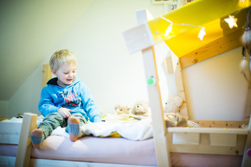auf dem Bett sitzend