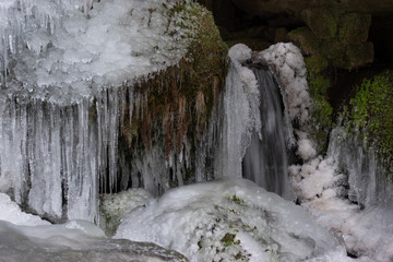 Fototapeta na wymiar Eisgebilde am Lichtenhainer Wasserfall