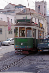 Fototapeta na wymiar Historische Straßenbahn in Lissabon