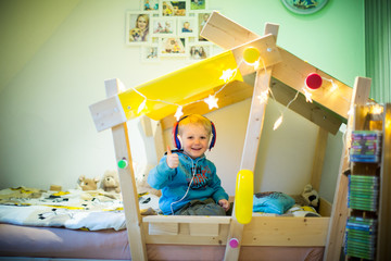 Daumen hoch im Kinderbett