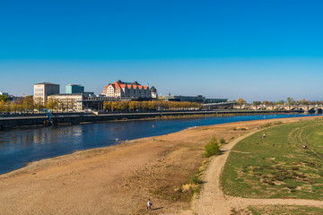 Blick vom Königsufer über die Elbe auf Dresden