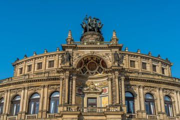 Fototapeta na wymiar Hauptportal der Dresdner Semperoper mit Quadriga
