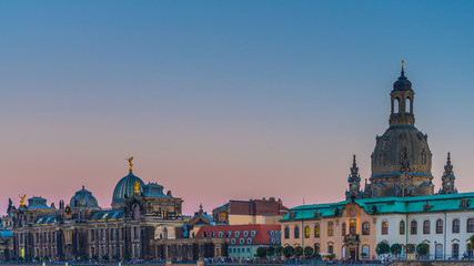 Naklejka premium Dresdner Frauenkirche und Brühlsche Terrasse in der Dämmerung