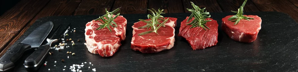 Crédence de cuisine en verre imprimé Viande Steak cru. Bifteck de faux-filet barbecue, bifteck d& 39 entrecôte Wagyu vieilli à sec.