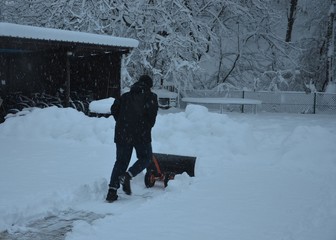 Winterdienst - Schnee schieben - schippen auf dem Hof - Schneemassen beseitigen Beseitigung 