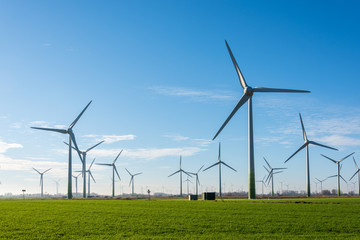 Windkraftanlagen zur ökologischen Stromversorgung sind in der windreichen ostfriesischen Küstenregion ideal zu betreiben.