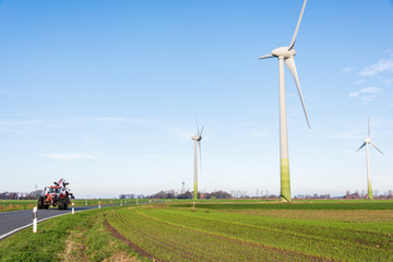 Windkraftanlagen zur ökologischen Stromversorgung sind in der windreichen ostfriesischen Küstenregion ideal zu betreiben. © penofoto.de