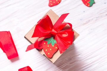 Obraz premium Gift wrapped cardboard box on wooden background