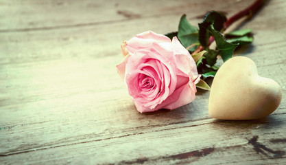 Einzelne Rose vor Holz, Dekoration mit Herz,Panorama, beschreibbar