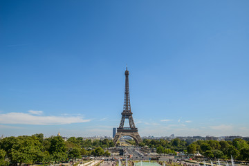 10/08/2018 Eiffel Tower, Paris. Panoramic View over the Tour Eiffel from Trocadero square (Place du Trocadero) full of people. Paris, France - obrazy, fototapety, plakaty