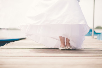 Fototapeta na wymiar Hochzeit weiße Schuhe der Braut