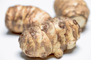 Topinambur Wurzelknollen auf weissem Hintergrund