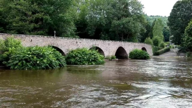Le Saillant (Corr&egrave;ze &ndash; France) &ndash; Vieux pont sur la V&eacute;z&egrave;re