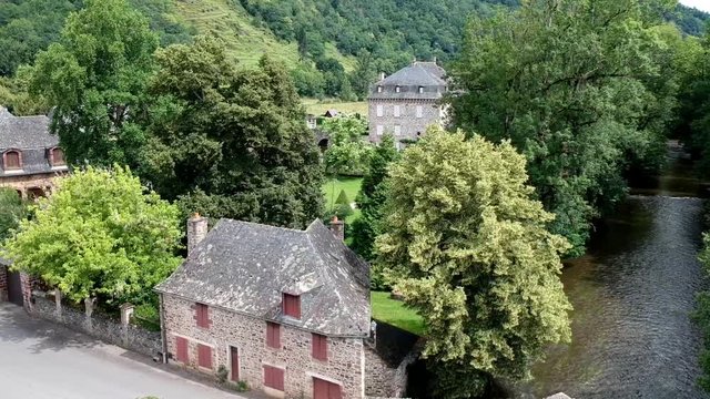 Le Saillant (Corr&egrave;ze &ndash; France) &ndash; Ch&acirc;teau et pont sur la V&eacute;z&egrave;re