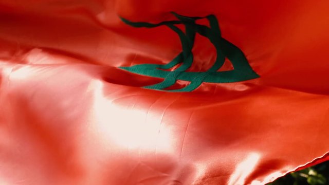 Drapeau du Maroc qui se balance au vent en gros plan