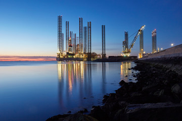 Oli rig in harbor for service