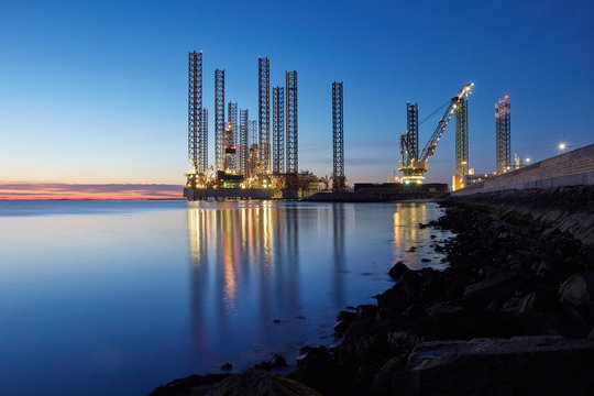 Oli rig in harbor for service