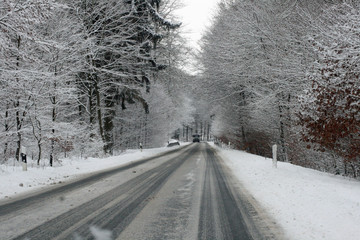 Wintereinbruch, Schneeglätte auf der Straße
