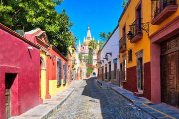 Mexico, Colorful buildings and streets of San Miguel de Allende in historic city center