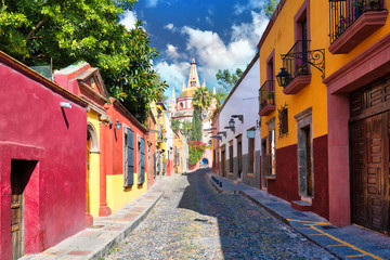 Fototapeta premium Meksyk, kolorowe budynki i ulice San Miguel de Allende w historycznym centrum miasta