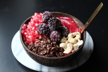 Smoothiebowl mit Kakao Granola