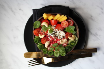 Gemüsebowl in der Kokosnuss