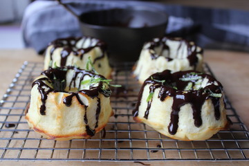 Gugelhupf mit dunkler Schokolade