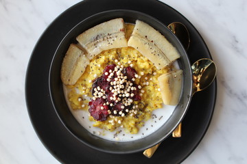 Kurkuma Porridge mit Banane