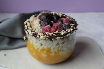 Porridge mit Mango und Früchten