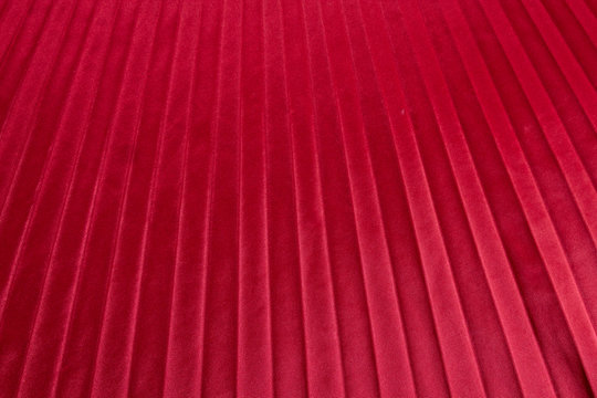 close-up eines roten Faltenrocks