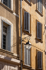Naklejka premium Piękne wyblakłe budynki mieszkalne w uroczym mieście Aix-en-Provence