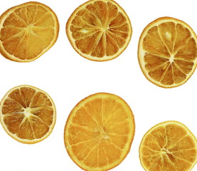 Obraz premium Dried orange slices from above on white background 