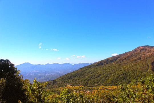 El volc&aacute;n Ilamatepec y la cordillera de Apaneca al fondo