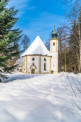 Fototapeta na wymiar Winterliche Landschaft an der Wallfahrtskirche Maria Elend