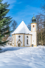 Fototapeta na wymiar Wallfahrtskirche Maria Elend im oberbayerischen Dietramszell