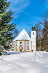 Fototapeta na wymiar Winterlandschaft an der Maria-Elend-Kirche