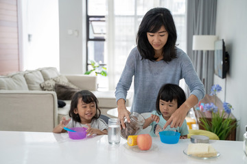 Obraz na płótnie Canvas happy asian children having breakfast