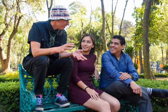 Amigos platicando en el parque