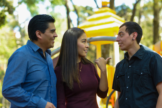 personas conversando