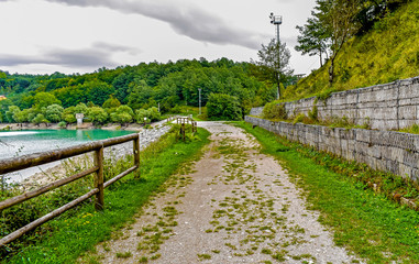 Fototapeta na wymiar path along the lake of Cardito in Vallerotonda Italy